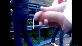 Le garçon cède à sa  ...