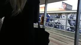 Le gars est venu à l ...
