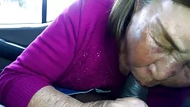 Elle a sucé un mec e ...
