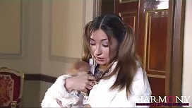 Jolie brune à la cha ...
