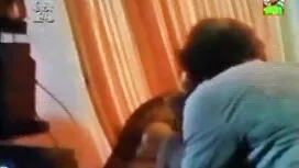 Le Mec regarde du po ...