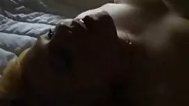 La belle femme s'ass ...