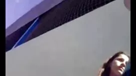 La jeune fille est e ...
