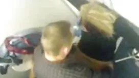 Brune chaude n'arrêt ...
